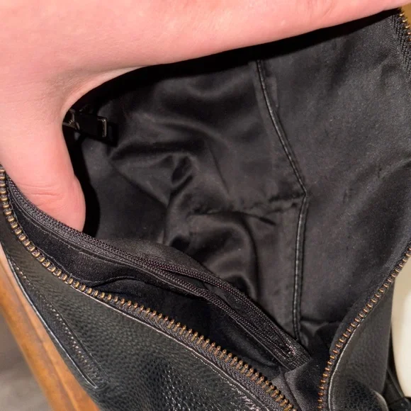 Elegant Black Leather Shoulder Bag - Picture 5 of 10